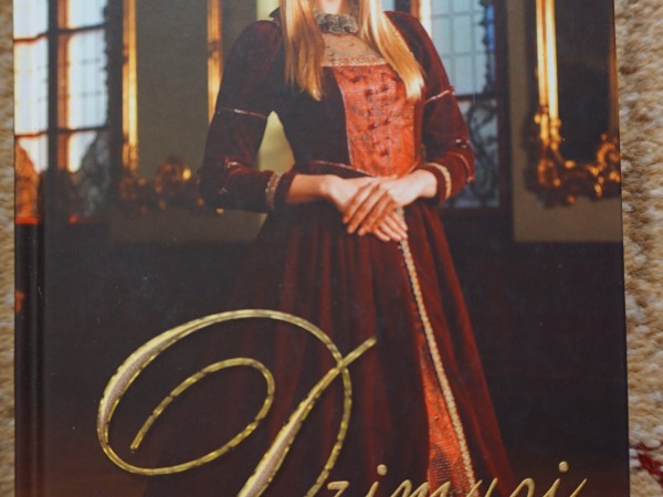 Dzimusi karaliene