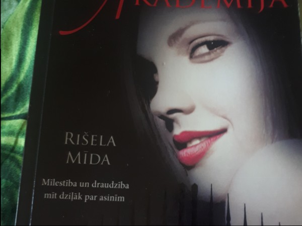 Vampīru akadēmija