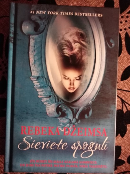Sieviete spogulī