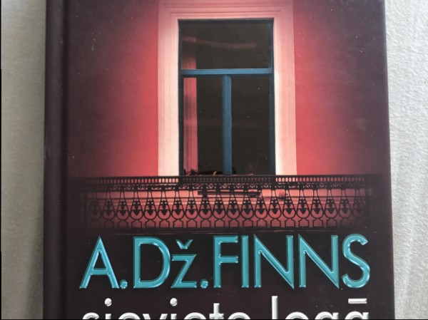 Sieviete logā