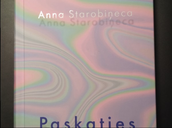 Paskaties uz viņu