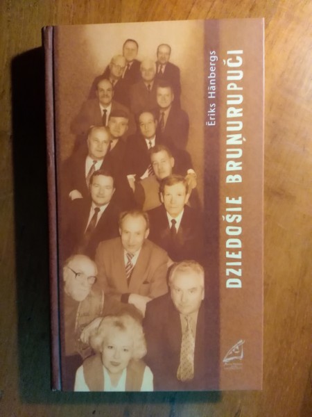 Dziedošie bruņurupuči- divi desmiti vīru, Māra, Ventis un Annele, proti, vīru vokālais ansamblis