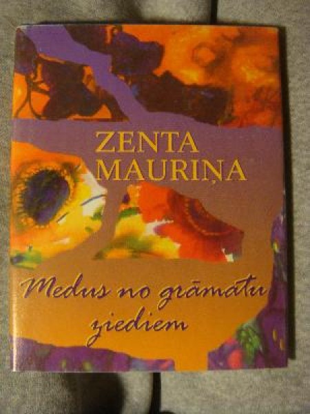 Medus no grāmatu ziediem