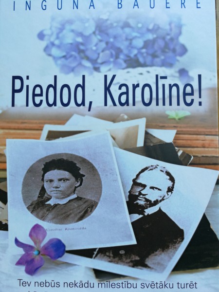Piedod, Karolīne!