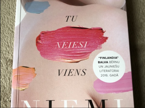 Tu neiesi viens