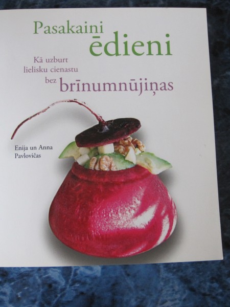 Pasakaini ēdieni