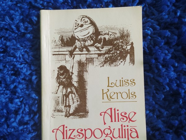 Alise Aizspogulijā