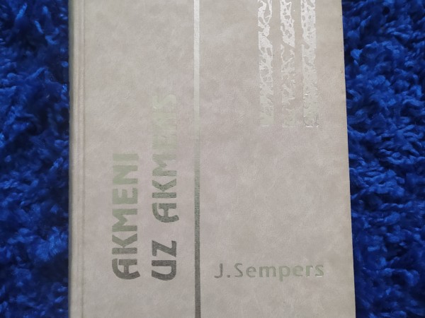 Akmeni uz akmens