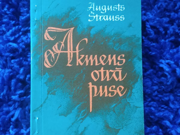 Akmens otrā puse