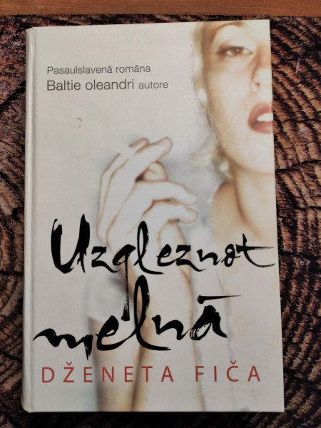 Uzgleznot melnā