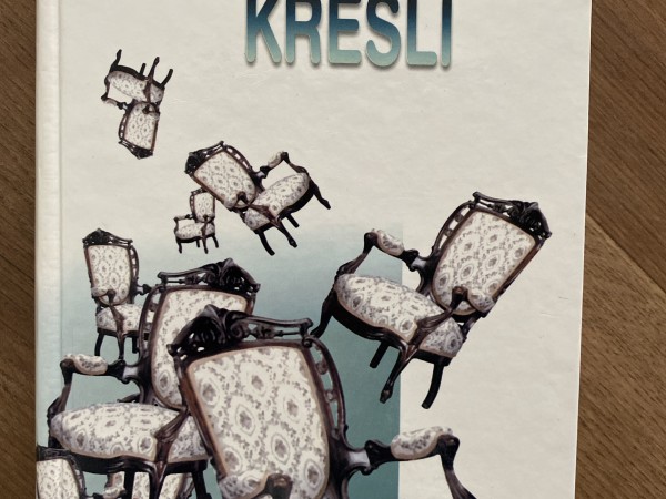 Divpadsmit krēsli