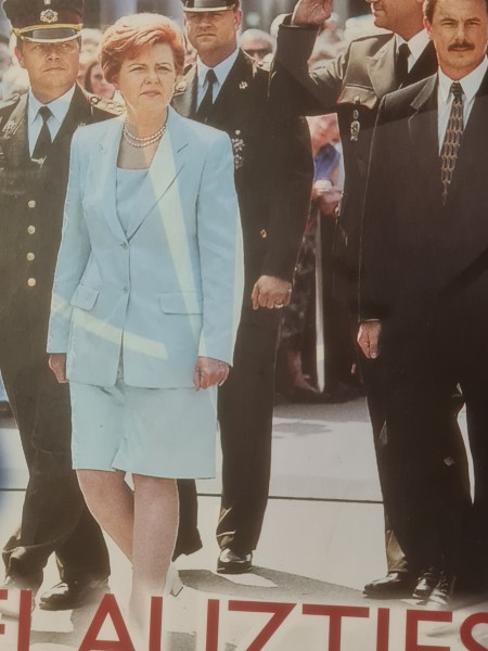 Ielauzties NATO