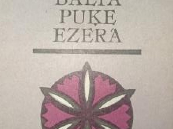 Balta puķe ezerā