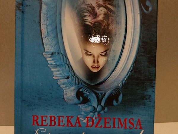 sieviete spogulī