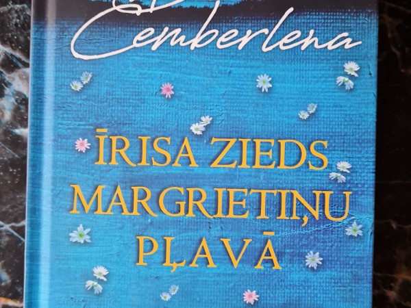 Īrisa zieds margrietiņu pļavā