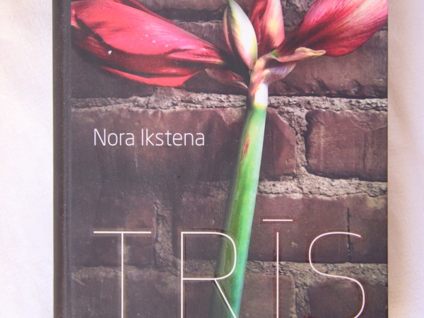 Trīs