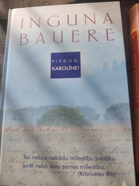 Piedod, Karolīne!