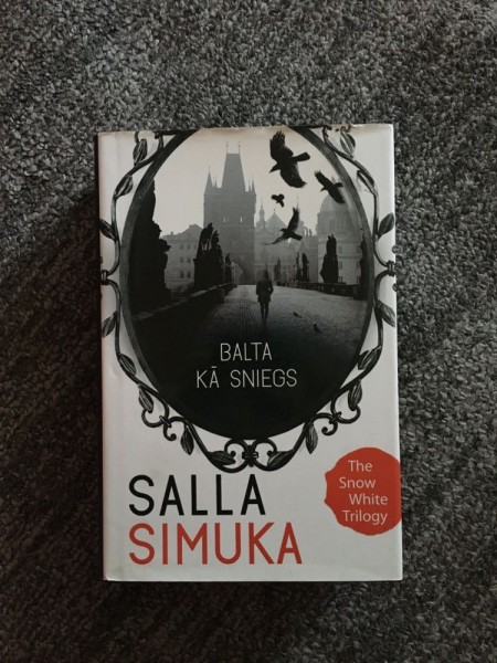 BALTA KĀ SNIEGS
