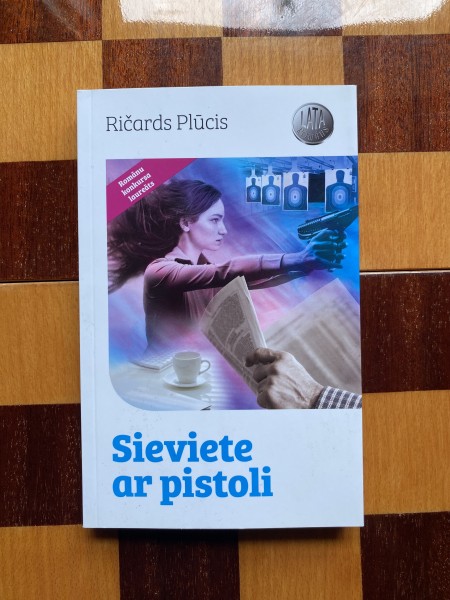 Sieviete ar pistoli