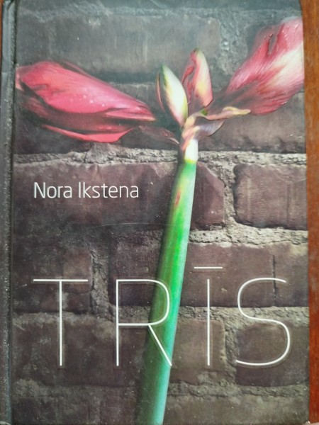 Trīs