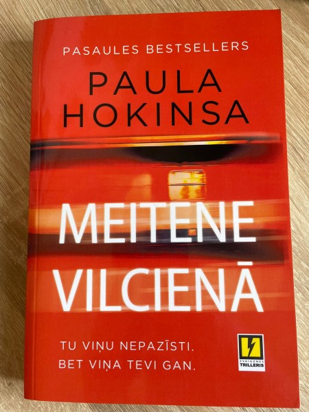 Meitene vilcienā