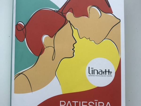 Pāris sarunājas