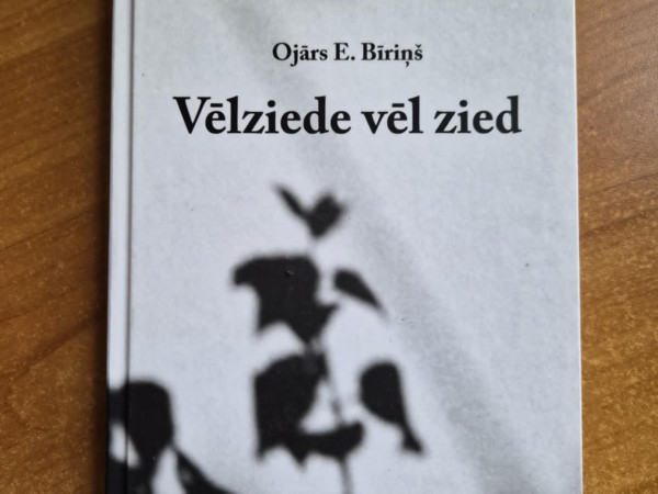 Vēlziede vēl zied