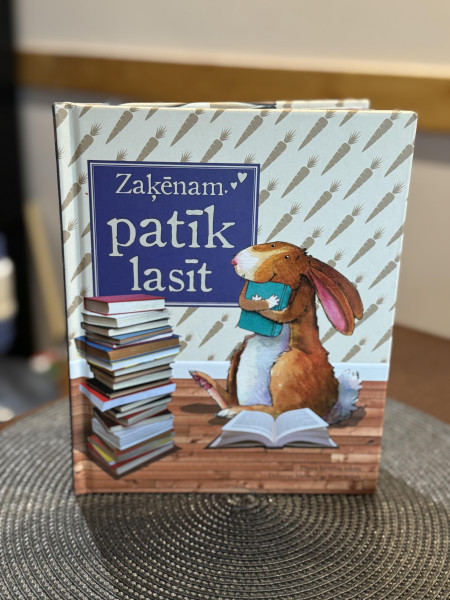 Zaķēnam patīk lasīt