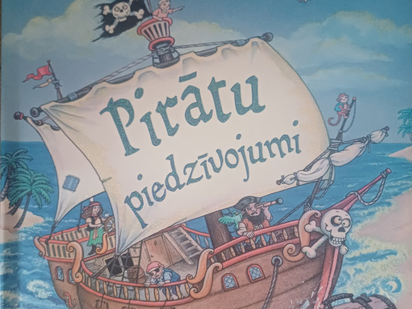 Pirātu piedzīvojumi : Grāmata ar telpiskām lappusēm