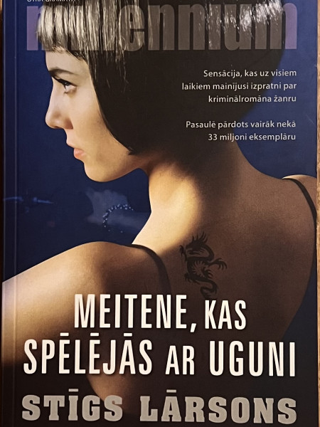 Meitene, kas spēlējās ar uguni