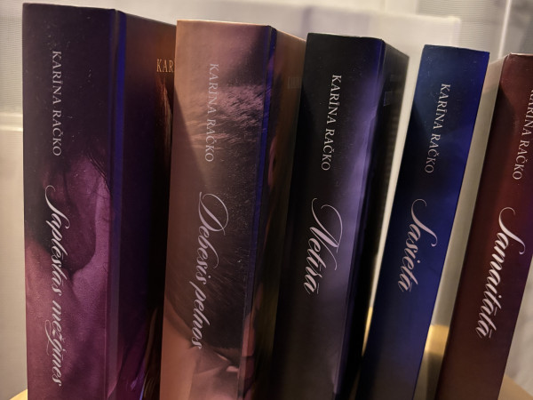 Saplēstās mežģīnes, Debesis pelnos, Netīrā, Sasietā, Samaitātā